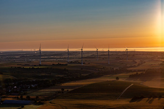 Vue aérienne de Parc éolien Freckenfeld au lever du soleil à Freckenfeld dans le département Rhénanie-Palatinat, Allemagne