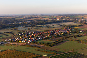 Vue aérienne de Du nord-est à Schweighofen dans le département Rhénanie-Palatinat, Allemagne