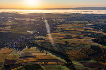 Vue d'oiseau de Oberhoffen-lès-Wissembourg dans le département Bas Rhin, France