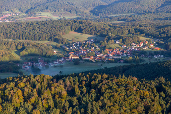 Vue aérienne de Du sud-est à Climbach dans le département Bas Rhin, France
