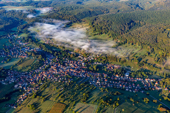 Vue aérienne de Du nord-est à Lembach dans le département Bas Rhin, France