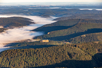 Vue aérienne de Steinbachtal sous la brume matinale à Lembach dans le département Bas Rhin, France