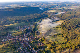 Vue aérienne de Du nord à Lembach dans le département Bas Rhin, France