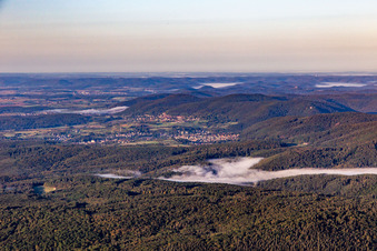 Vue aérienne de Du nord à Langensoultzbach dans le département Bas Rhin, France