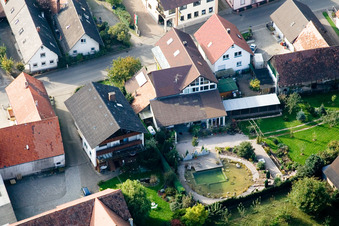 Rue principale à le quartier Urloffen in Appenweier dans le département Bade-Wurtemberg, Allemagne vue du ciel