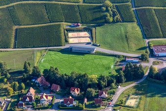 Vue aérienne de Clubhouse Football Club à Steinseltz dans le département Bas Rhin, France