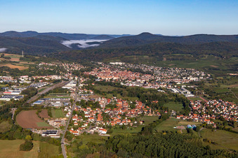 Vue aérienne de De l'est à le quartier Altenstadt in Wissembourg dans le département Bas Rhin, France
