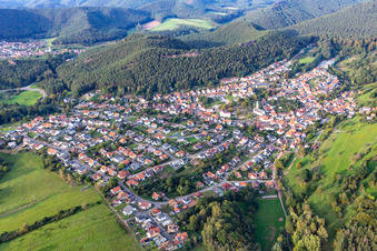 Vue aérienne de Du sud à Busenberg dans le département Rhénanie-Palatinat, Allemagne