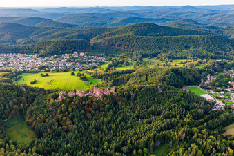 Vue aérienne de Massif du château d'Altdahn avec les ruines des châteaux de Grafendahn et de Tanstein à Dahn dans le département Rhénanie-Palatinat, Allemagne