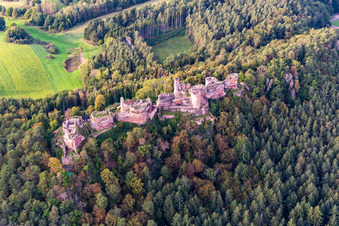 Vue oblique de Massif du château d'Altdahn avec les ruines des châteaux de Grafendahn et de Tanstein à Dahn dans le département Rhénanie-Palatinat, Allemagne