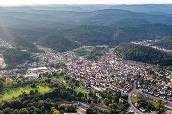 Vue aérienne de Schlossstraße vue de l'est à Dahn dans le département Rhénanie-Palatinat, Allemagne