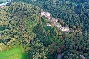 Massif du château d'Altdahn avec les ruines des châteaux de Grafendahn et de Tanstein à Dahn dans le département Rhénanie-Palatinat, Allemagne d'en haut