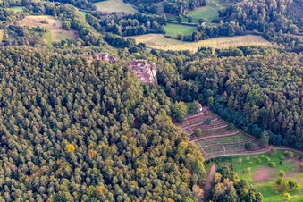 Vue aérienne de Cimetière d'honneur Dahn avec la chapelle Michael Dahn et le point de vue de Hochstein à Dahn dans le département Rhénanie-Palatinat, Allemagne