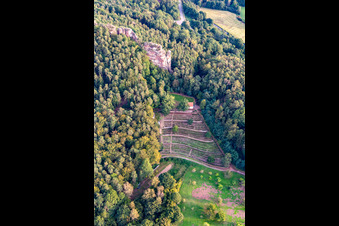 Vue aérienne de Cimetière d'honneur Dahn avec la chapelle Michael Dahn et le point de vue de Hochstein à Dahn dans le département Rhénanie-Palatinat, Allemagne
