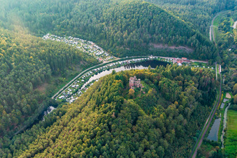 Vue aérienne de Ruines du château de Neudahn au-dessus du camping de Neudahner Weiher à Dahn dans le département Rhénanie-Palatinat, Allemagne