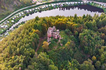 Photographie aérienne de Ruines du château de Neudahn au-dessus du camping de Neudahner Weiher à Dahn dans le département Rhénanie-Palatinat, Allemagne