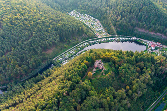 Vue oblique de Ruines du château de Neudahn au-dessus du camping de Neudahner Weiher à Dahn dans le département Rhénanie-Palatinat, Allemagne