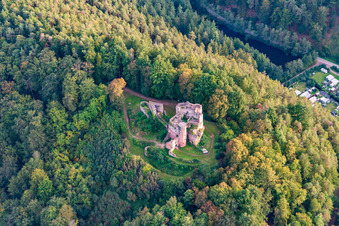 Ruines du château de Neudahn au-dessus du camping de Neudahner Weiher à Dahn dans le département Rhénanie-Palatinat, Allemagne d'en haut