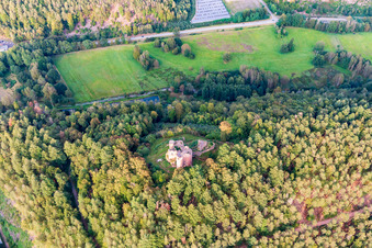Ruines du château de Neudahn au-dessus du camping de Neudahner Weiher à Dahn dans le département Rhénanie-Palatinat, Allemagne vue d'en haut