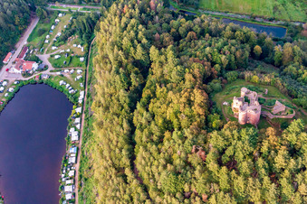 Ruines du château de Neudahn au-dessus du camping de Neudahner Weiher à Dahn dans le département Rhénanie-Palatinat, Allemagne depuis l'avion