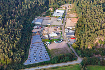 Vue aérienne de IK Bau GmbH, Frank Korbwarenfabrik GmbH & Co. KG et Schwarz Carpentry and Roofing GmbH derrière le Galgenfelsen à Dahn dans le département Rhénanie-Palatinat, Allemagne