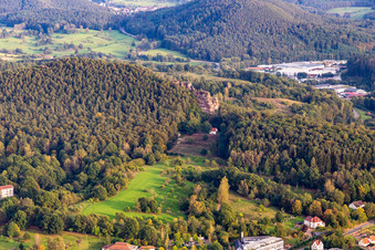 Photographie aérienne de Cimetière d'honneur Dahn avec la chapelle Michael Dahn et le point de vue de Hochstein à Dahn dans le département Rhénanie-Palatinat, Allemagne