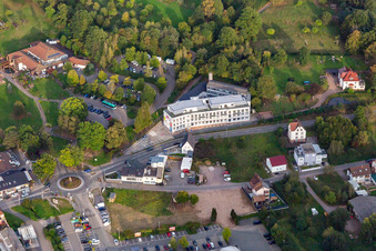 Vue aérienne de Körber Supply Chain Automation GmbH et Factory Fit Camp Dahn à Dahn dans le département Rhénanie-Palatinat, Allemagne