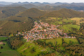 Vue aérienne de Du sud-ouest à Busenberg dans le département Rhénanie-Palatinat, Allemagne