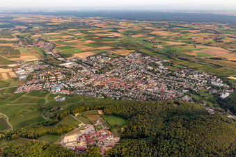 Vue aérienne de Du nord-ouest à Bad Bergzabern dans le département Rhénanie-Palatinat, Allemagne