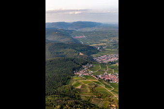 Vue aérienne de Bordure de Haardt vue du sud à le quartier Gleiszellen in Gleiszellen-Gleishorbach dans le département Rhénanie-Palatinat, Allemagne