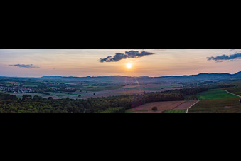Vue aérienne de Coucher de soleil sur le Horbachtal à le quartier Ingenheim in Billigheim-Ingenheim dans le département Rhénanie-Palatinat, Allemagne