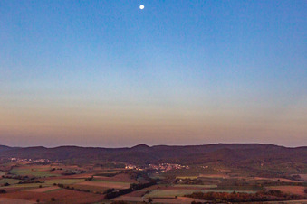 Vue aérienne de Lune au-dessus de Oberotterbach à Oberotterbach dans le département Rhénanie-Palatinat, Allemagne