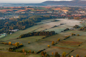 Vue aérienne de Aérodrome dans la brume matinale à Schweighofen dans le département Rhénanie-Palatinat, Allemagne