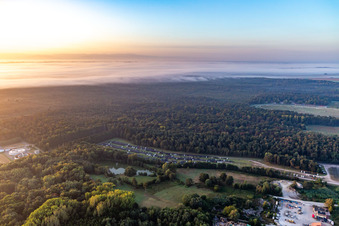 Vue aérienne de Stockage de véhicules de Bürstner à le quartier Altenstadt in Wissembourg dans le département Bas Rhin, France