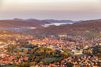 Vue aérienne de Wieslautertal dans la brume matinale derrière Wissembourg à le quartier Altenstadt in Wissembourg dans le département Bas Rhin, France