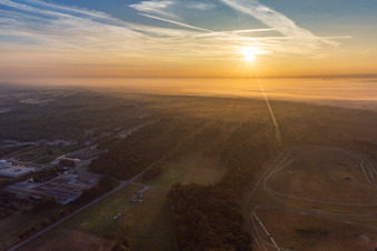 Vue aérienne de Hippodrome de la Hardt au lever du soleil dans la brume à le quartier Altenstadt in Wissembourg dans le département Bas Rhin, France