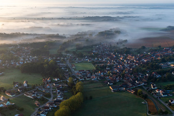 Vue aérienne de Du nord dans la brume matinale à Riedseltz dans le département Bas Rhin, France