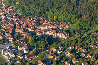 Vue aérienne de Monastère Oberbronn et Hôpital Notre-Dame à Oberbronn dans le département Bas Rhin, France