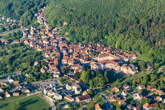 Vue aérienne de Monastère Oberbronn et Hôpital Notre-Dame à Oberbronn dans le département Bas Rhin, France