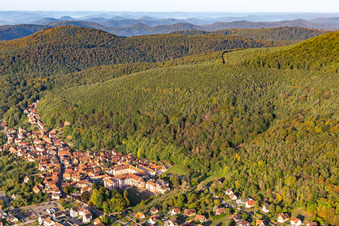 Vue aérienne de Du nord-est à Oberbronn dans le département Bas Rhin, France