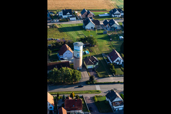 Vue aérienne de Château d'eau avec peinture à Schœnenbourg dans le département Bas Rhin, France