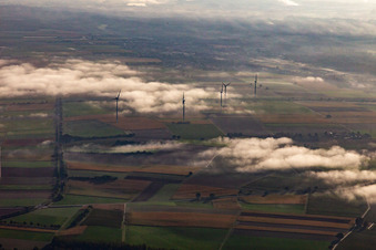 Vue aérienne de Parc éolien de Minfeld dans la brume matinale à Kandel dans le département Rhénanie-Palatinat, Allemagne