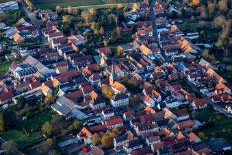 Vue aérienne de Kirchstr à le quartier Heuchelheim in Heuchelheim-Klingen dans le département Rhénanie-Palatinat, Allemagne