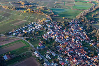 Vue aérienne de Rue principale à le quartier Heuchelheim in Heuchelheim-Klingen dans le département Rhénanie-Palatinat, Allemagne