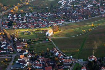 Chapelle Saint-Denys à le quartier Gleiszellen in Gleiszellen-Gleishorbach dans le département Rhénanie-Palatinat, Allemagne vue d'en haut