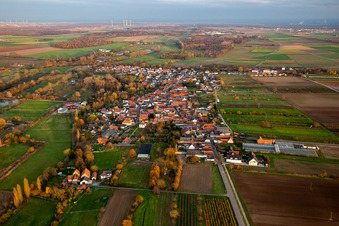 Vue aérienne de Vue du village depuis l'ouest à Winden dans le département Rhénanie-Palatinat, Allemagne