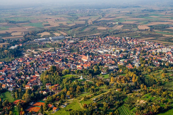 Vue aérienne de Centre-ville avec l'église de la Sainte-Croix à Renchen dans le département Bade-Wurtemberg, Allemagne