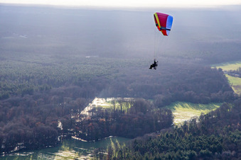 Vue aérienne de Parapente au-dessus de l'Otterbachtal à Wörth am Rhein dans le département Rhénanie-Palatinat, Allemagne