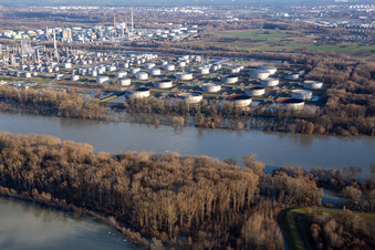 Vue aérienne de Inondation du parc de réservoirs MiRO Karlsruhe lors de la crue du Rhin à le quartier Knielingen in Karlsruhe dans le département Bade-Wurtemberg, Allemagne