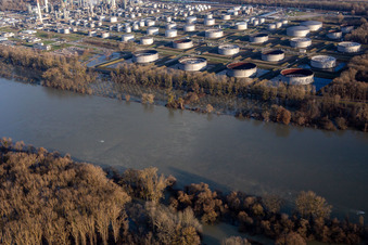 Vue aérienne de Inondation du parc de réservoirs MiRO Karlsruhe lors de la crue du Rhin à le quartier Knielingen in Karlsruhe dans le département Bade-Wurtemberg, Allemagne